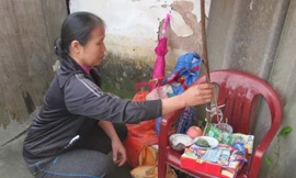 Thắp nhang cho bé xấu số. Ảnh: Duy Chiến.