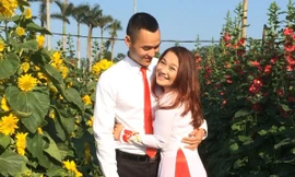 Xuân yêu thương: Khoảnh khắc bên hoa