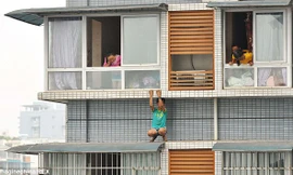 Trèo ra ngoài cửa sổ tầng 11... trốn làm bài tập