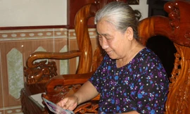 Bà Chung lưu giữ cẩn thận những bức ảnh của con cháu, thỉnh thoảng lại mang ra ‘khoe’ với sự tự hào.