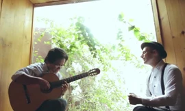 Nghe chàng trai Tây hát 'Hạ trắng' bằng tiếng Việt-Anh