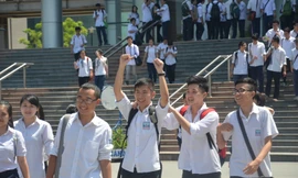 Các thí sinh hứng khởi khi hoàn thành môn thi đầu tiên.