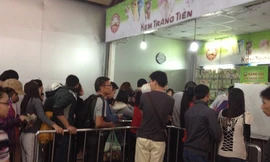 Cảnh tượng xếp hàng mua kem Tràng Tiền ngày mùng 4 Tết.