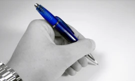 Người thuận tay trái có đời sống tình dục thỏa mãn hơn người chỉ thuận tay phải. Ảnh: Wordpress.