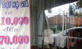 Quần áo si được giặt ủi sạch sẽ và trưng bày trong cửa hàng bắt mắt rất dễ hút khách. Ảnh: Hồng Châu.