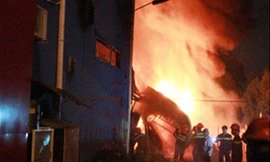 Ngọn lửa bốc lên dữ dội.