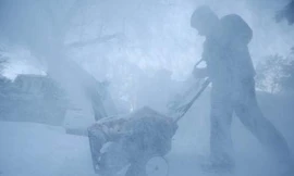 Nhiều người bất chấp trời rét vẫn ra khỏi nhà để dọn tuyết