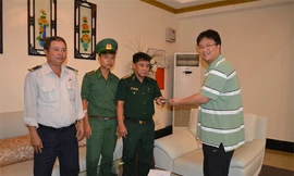  Tổ công tác Đồn BP Chí Linh đã phối hợp với đại diện khách sạn bàn giao chiếc ví và tài sản cho ông Jung Jong An. Ảnh: Báo Biên Phòng