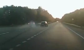 Xe cảnh sát bị ép bay lên rào chắn đường cao tốc