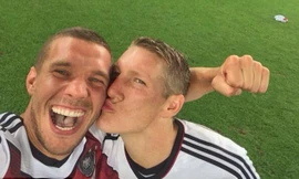 Ảnh 'tự sướng' của Schweinsteiger và Podolski. 