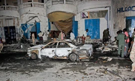 Hiện trường vụ đánh bom xe hơi ở thủ đô Mogadishu, Somali hôm 12/10. Ảnh: Farah Abdi Warsameh.