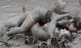 Độc đáo Lễ hội tắm bùn lớn nhất thế giới