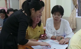 Giáo viên Trường THCS Lý Phong (Q.5) hướng dẫn phụ huynh lựa chọn nguyện vọng lớp 10 cho HS - Ảnh: Minh Luân (Thanh Niên).