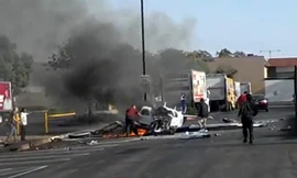 10 video ‘hot’: Máy bay rơi ngay siêu thị, lửa cháy ngùn ngụt