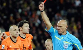 Trọng tài Howard Webb trong trận chung kết World Cup 2010 giữa Hà Lan và Tây Ban Nha.