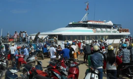 Tàu cao tốc chở khách ra đảo Lý sơn dịp lễ 30/4.