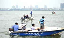 Người nhái lặn vớt xác thanh niên gặp nạn ở hồ Tây