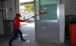 Một đối tượng đang đập phá tài sản trong vụ gây rồi tại Bình Dương.