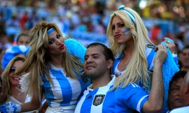 [ẢNH]: Đọ nhan sắc, CĐV Argentina có thua người Đức?
