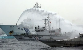 Tàu tuần tra Nhật phun vòi rồng ngăn tàu Đài Loan - Ảnh: The Sydney Morning Herald.