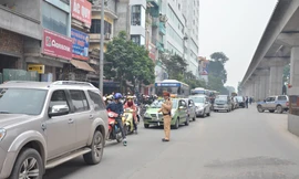 Ngay sau khi xảy ra sự cố sập giàn giáo Sở GTVT lên phương án điều tiết giao thông qua khu vực trên. Ảnh: Thanh Hà.