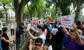 Người dân Hà Nội mít tinh phản đối hành động sai trái của Trung Quốc. Ảnh: Như Ý.