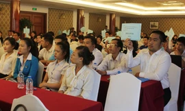 Cổ đông Công ty Đất Xanh bỏ phiếu chấp thuận phương án tăng vốn 500 tỷ đồng trong năm 2014. Ảnh: Vũ Lê