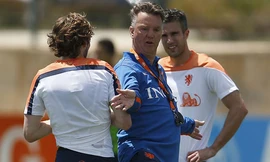 Van Gaal tin rằng phòng ngự chặt và bịt chặt các khoảng trống là cách duy nhất để Hà Lan có thể đạt kết quả tốt trước Tây Ban Nha. Ảnh: Reuters.