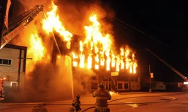 Bố mẹ khóa cửa đi làm, con ngủ trong nhà chết cháy