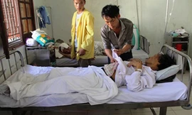 Nạn nhân ngộ độc nấm được chăm sóc tại bệnh viện.