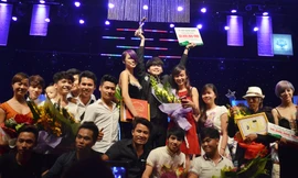 Thí sinh Hoàng Bách giành chiến thắng trong cuộc thi "Ngôi sao ngành tóc Việt Nam 2014".