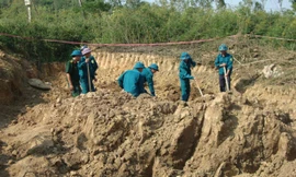 Phát hiện quả bom lớn, lực lượng công binh vào cuộc... tiến hành đào.