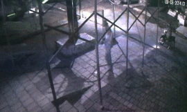 2 đối tượng mặc áo mưa, bịt mặt ném mìn bị camera ghi lại.