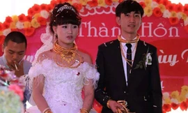  Cô dâu chú rể đeo vàng trĩu cổ khiến dư luận quan tâm đặc biệt.