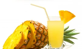 Mỗi ngày uống một cốc nước ép thơm hoặc ăn 1/2 quả thơm chín có thể thay thế được các loại thuốc chống đông