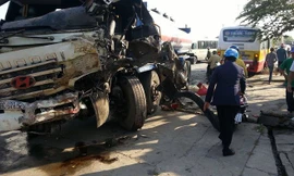 Chiếc xe bồn nát vụn phần đầu sau khi va chạm với hai chiếc ô tô khác. Ảnh: Otofun.