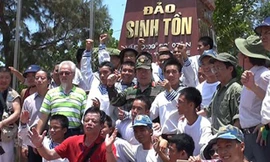 Ông David Nguyễn (áo thun sọc ngang) cùng các kiều bào trong chuyến ra thăm đảo Sinh Tồn (huyện Trường Sa, Khánh Hòa). Ảnh: Pháp Luật TPHCM