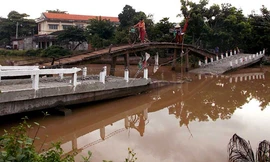 Cây cầu bị gãy xuống sông.