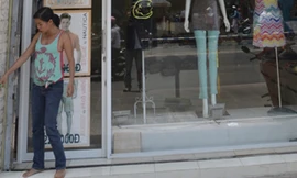 Bên ngoài cửa hàng thời trang nơi xảy ra vụ việc. Ảnh: VOV