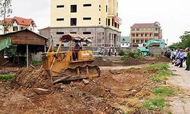 Trưởng thôn bắt tay cán bộ địa chính trục lợi