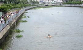 Phát hiện sự việc 2 thanh niên dũng cảm lao ra để đưa thi thể nạn nhân vào bờ.