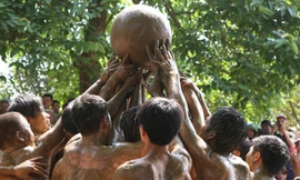 Những chàng trai chưa vợ đóng khố ôm cầu chạy dưới bùn