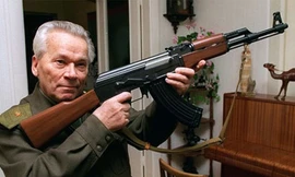 Mikhail Kalashnikov và súng trường AK-47.
