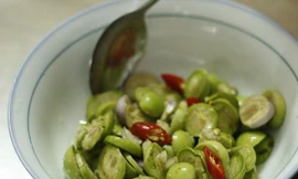 Nếu ăn nhiều cà, nhất là ăn sống, cà muối xổi có thể gây ngộ độc. Ảnh minh họa