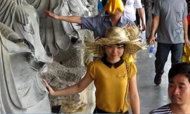 Du khách sờ mòn tượng La Hán chùa Bái Đính