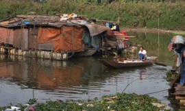 Những ngôi nhà phao nổi ven sông Hồng