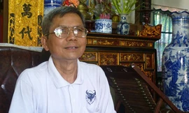 Ông Nguyễn Văn Chung - người đã gần 5 năm tình nguyện phát "Tiếng trống học ban đêm" để nhắc nhở các cháu nhỏ trong thôn Trác Bút học bài. Ảnh: Gia đình và Xã hội