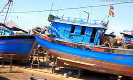 Ngư dân Miền Trung hối hả đóng sửa tàu, vươn khơi