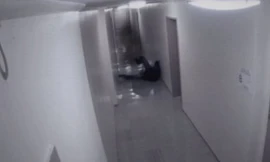 Hoảng hồn clip bóng đen kéo lê người trên hành lang