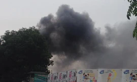 Khói đen bốc lên cao hàng chục mét. Ảnh Otofun.